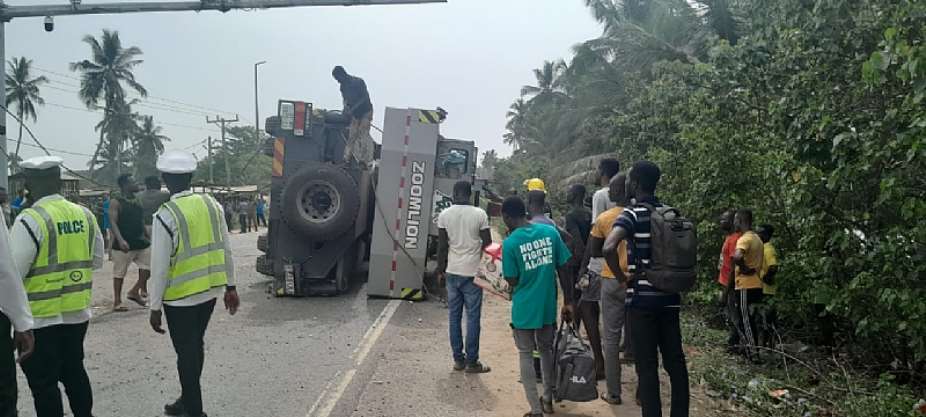 Zoomlion crane blocks Takoradi–Accra Road after falling off trailer
