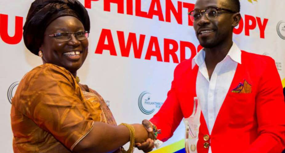 Okyeame Kwame receiving his award from Diana Hopeson