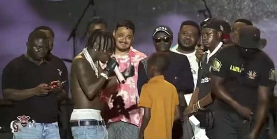 Shatta Wale gifts young boy $300 for performing his song at GomoaFest