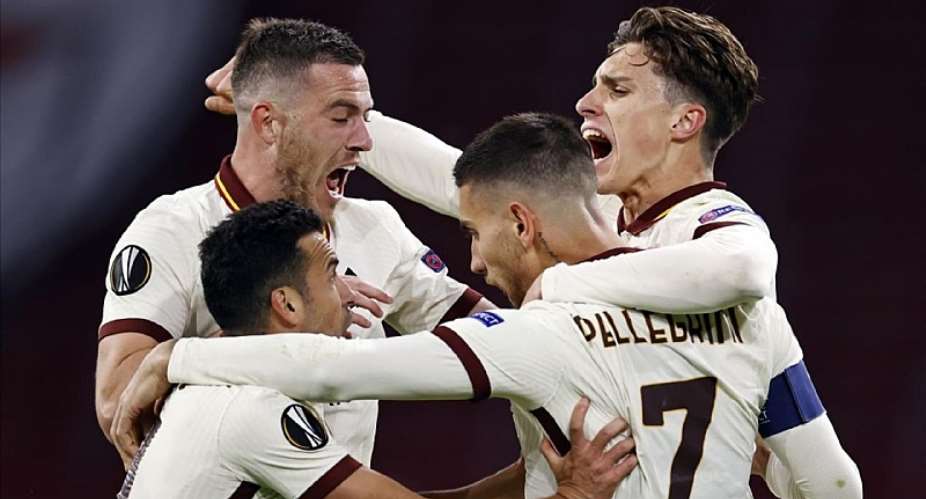 L'esultanza dei giocatori della Roma dopo il gol di Pellegrini - Ajax-Roma Europa League 2020-21Image credit: Getty Images