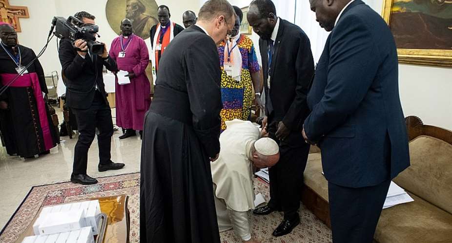 Pope Francis kiss South Sudan leader legs