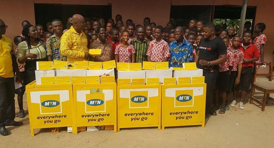 Mr Mohammed Yakubu, Manager MTN Sales and Distribution Presenting Science Set to students in Cape Coast