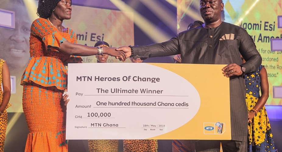 Mr. Sam Addo General Manager  Of MTN Business Presenting Dummy Cheque To Madam Noami Of Royal Seed Foundation, Winner Of MTN Heroes Of Change Season IV