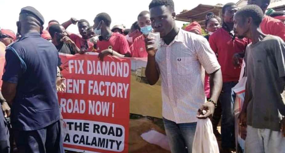 Ketu South: Aflao residents demonstrate over deplorable Diamond Cement road