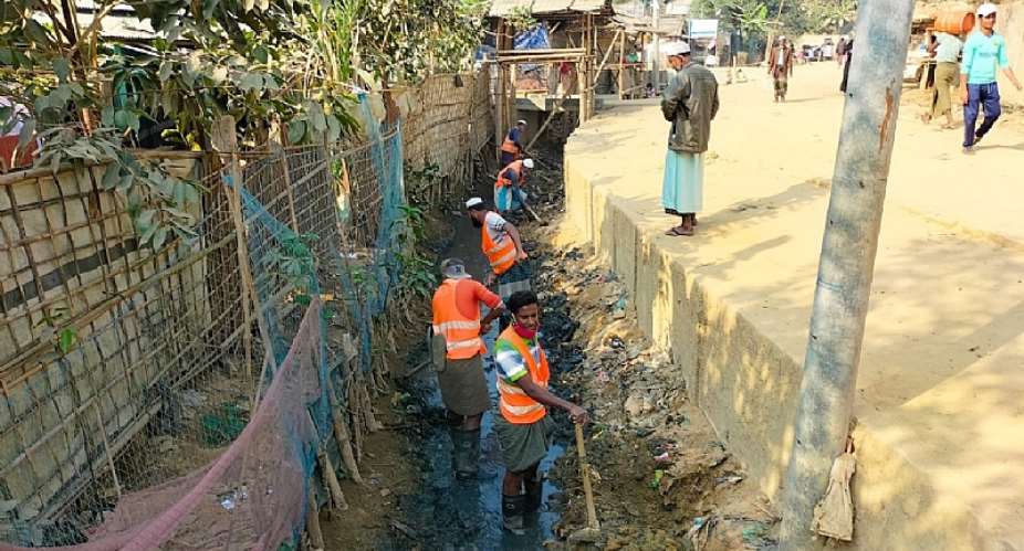 Rohingya volunteers conduct slope stabilizations on the hilly refugee camps in Coxs Bazar to prevent landslides normally anticipated when heavy rain falls on the camps. Photo: IOMItayi Viriri