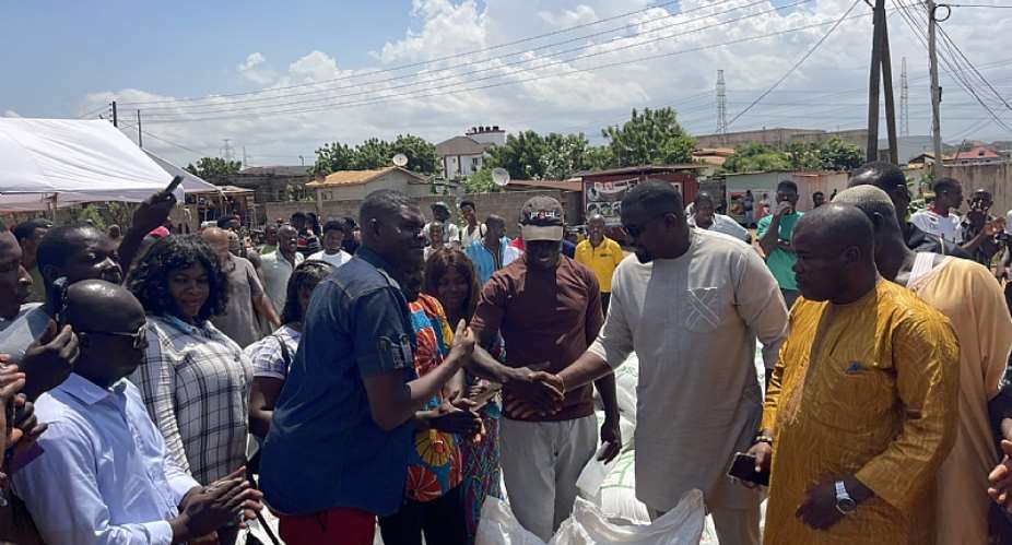 John Dumelo donates fertilizers to vegetable farmers in Accra