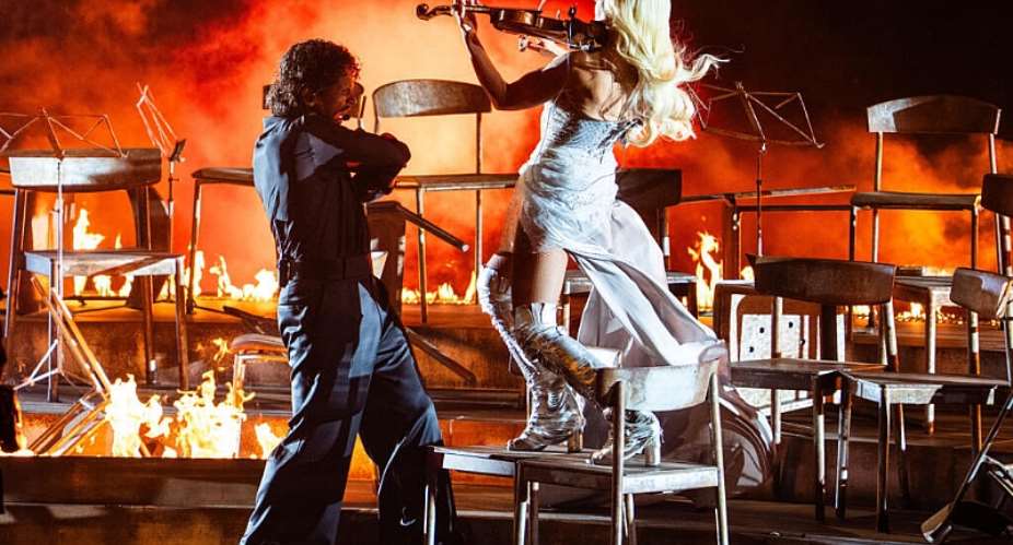 The overwhelming favorites in the  final are violinist Linda Lampenius and pop singer Pete Parkkonen -  GEORG HOCHMUTH / APA/AFP