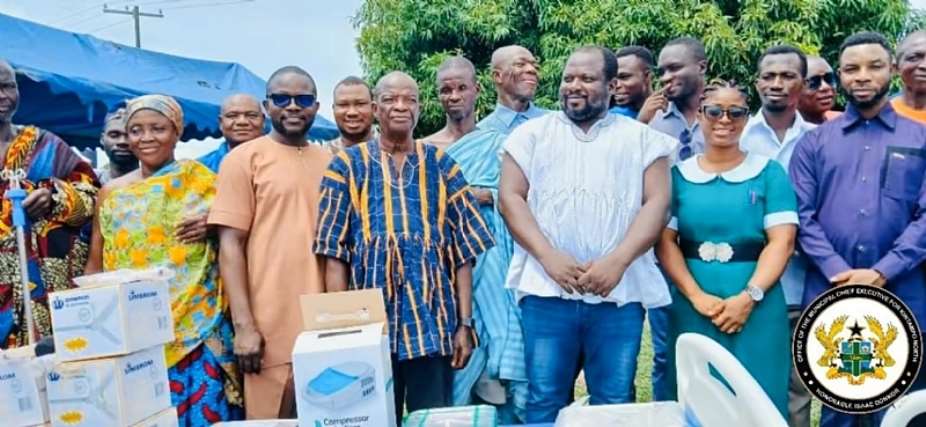 Kintampo North MCE donates medical equipment to Busuama Health Centre