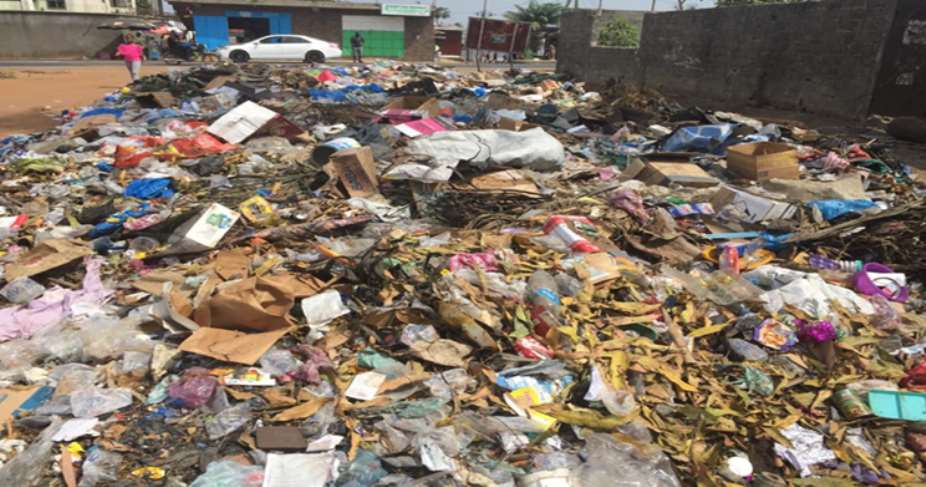 Huge pile of garbage almost took half of the intersection of 2nd Street and Jallah Town intersection. - Photo credit: Frontpage Africa