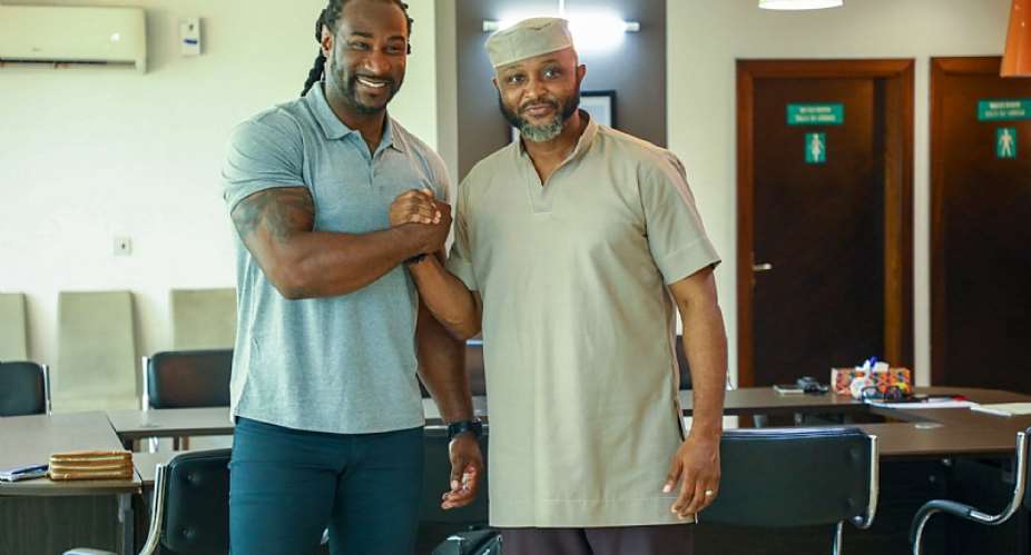 Isaiah Stanback(Left), with Yaw Ampofo Ankrah, Director General, National Sport Authority.