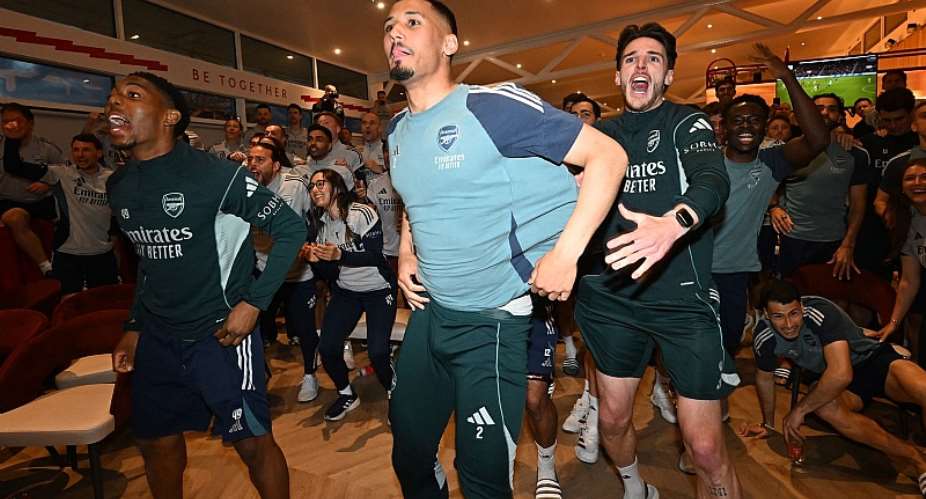 Arsenal players celebrate title at Emirates at 5am