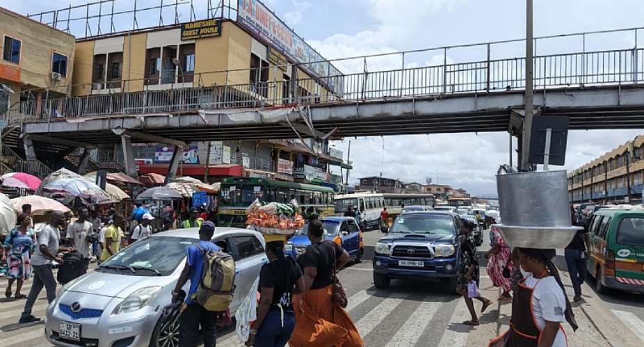 Closure of Kaneshie footbridge forces traders, commuters to risk crossing highway