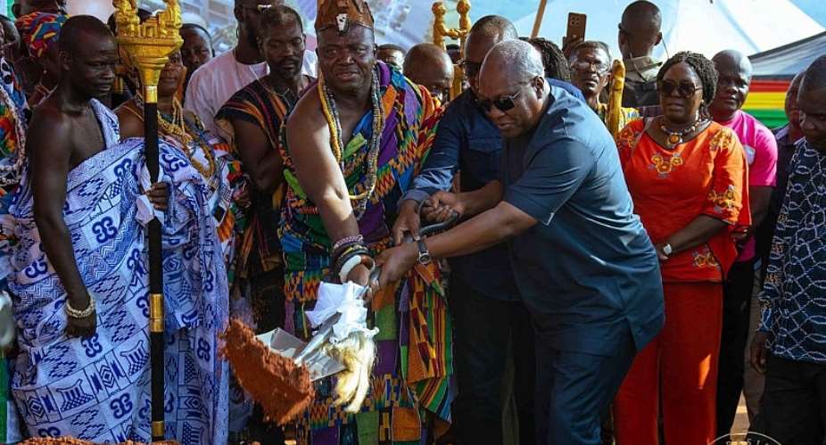 Mahama cuts sod for construction of 24-hour economy market atAsesewa
