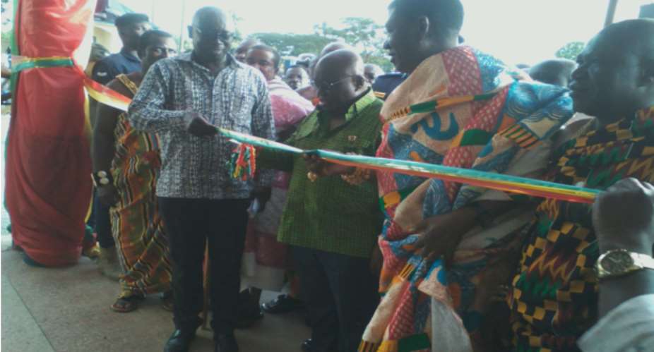 H.E President Akufo Addo cuts the tape to commission the Divisional Police Headquarters, supported by the Omanhene of Techiman and the Brong Ahafo Regiona Minister
