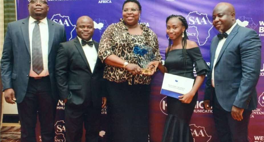 Christiana Ekaete Olaoye middle receiving her award