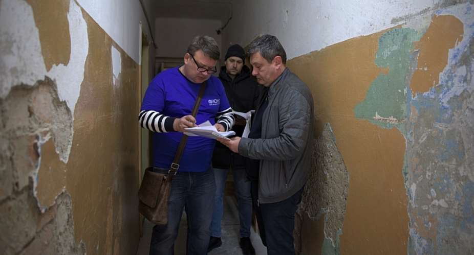 IOM staff conducting an assessment on collective center in need of refurbishment in Uzhhorod. Photo Gema Cortes  IOM