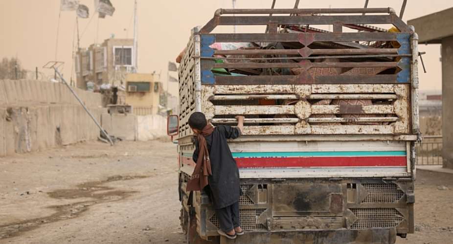 Many Afghan families travel to Pakistan through the Zero Point of Spin Boldak. Photo: IOMLo Torrton
