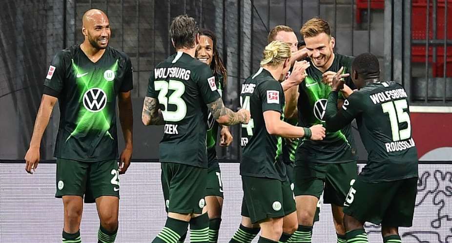 Il Wolfsburg festeggia dopo il 4-0 contro il Bayer LeverkusenImage credit: Getty Images