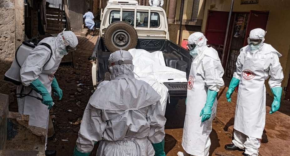 The Uganda Red Cross Society during the evacuation of the body of a suspected Ebola victim in Kampala, 26 May. Cases in Uganda have been linked to travellers from neighbouring DRC. - AFP - BADRU KATUMBA