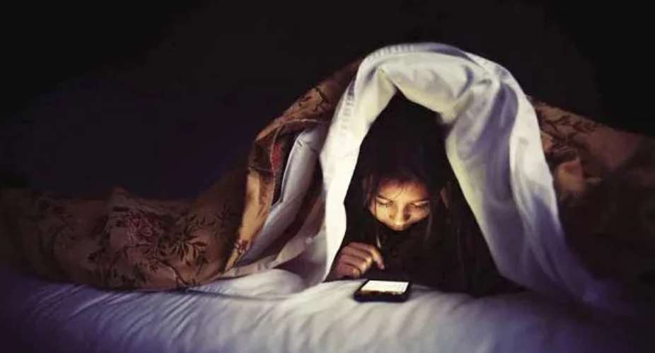 6 Reasons Not To Use Your Phone In Bed At Night