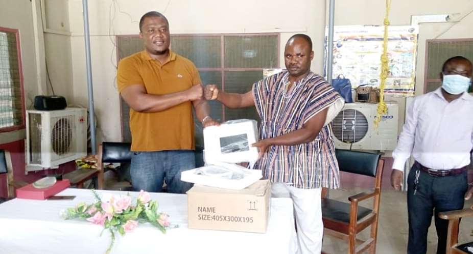 Sekyere East: Dr. Ayew Afriye donates Cardiotocography Machine to district hospital