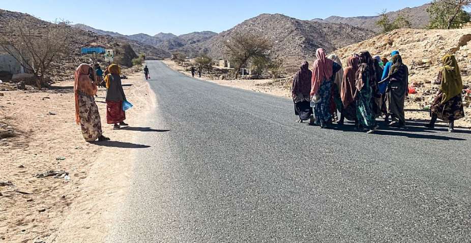 Women migrants walk along a highway in Yemen en route to the border with the Kingdom of Saudi Arabia. Photo: Rami IbrahimIOM 2022