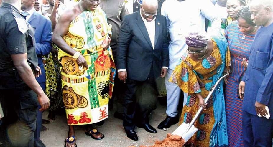Hajia Alima Mahama breaking the ground for the Kejetia Phase 2 project. Looking on are President Akufo-Addo and Otumfuo Osei Tutu II