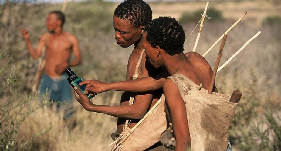 Karoha Langwane right teaching a tracker to collect data on a CyberTracker PDAGPS device.  - Source: RolexEric Vandeville