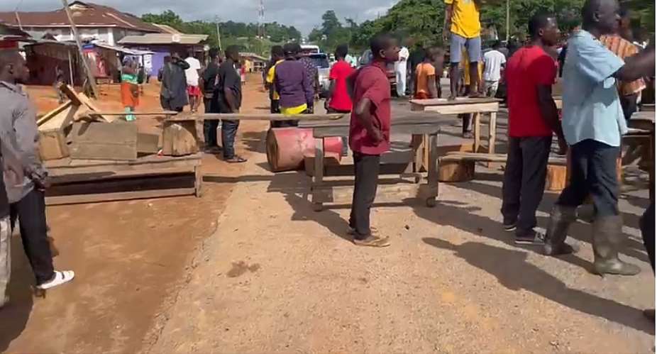 Dadieso residents block Accra-Kumasi highway