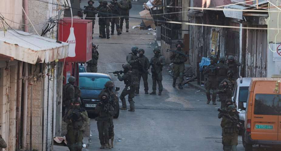 Israeli soldiers take position during a raid in Ramallah in the Israeli-occupied West Bank on 17 March 2026. -  REUTERS - Mohamad Torokman