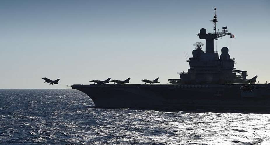 A rafale fighter jet takes off from the French aircraft carrier Charles de Gaulle sailing in the Mediterranean sea on 29 September 2016 in the Mediterranean sea as part of the Operation Arromanches III. (Illustration) - AFP - ERIC FEFERBERG