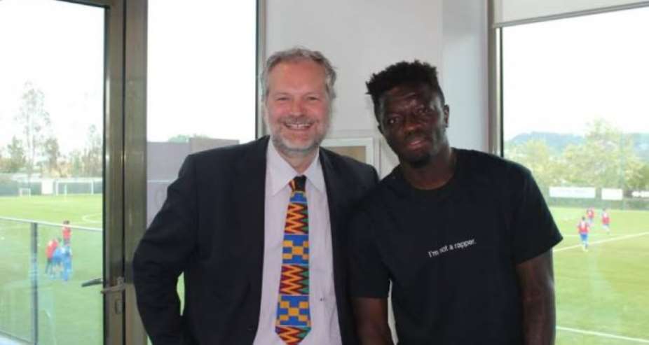 Italian Taricone fights for Muntari in racial abuse incident