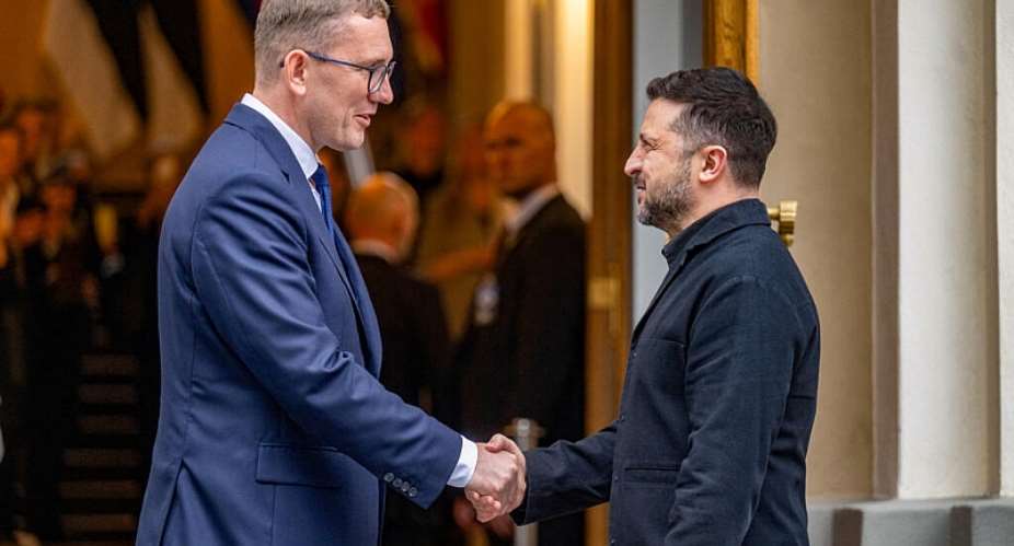 Estonian prime minister Kristen Michal (l) greets the President of Ukraine Volodymyr Zelensky arriving for the Nordic and Baltic Prime Ministers (NB8) Summit 2026 on June 9, 2026 at the Kai Art Center in Tallinn, Estonia. -  Raigo Pajula, AFP