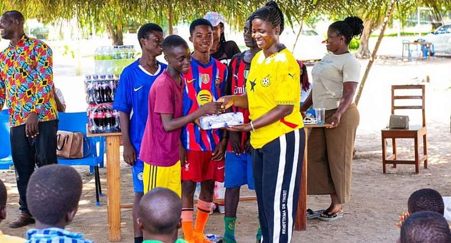 Roberta Donkor (on the right) awarding the man of the match Nathan Ahumbli (on the left) for his exceptional performance.