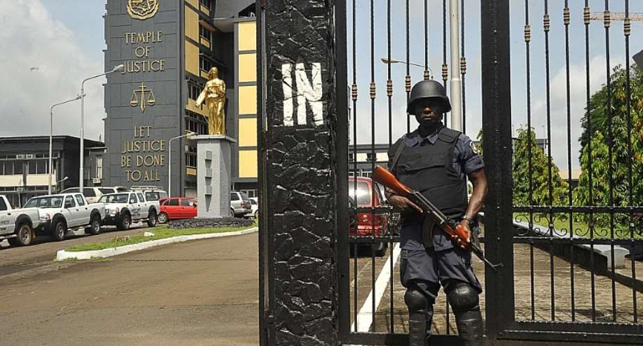 A police officer guards the Supreme Court in Monrovia in November 2017. Judge Blamo Dixon of Criminal Court C in Monrovia ordered the management and entire staff of FrontPageAfrica to appear on June 13, 2023 to defend the outlets report about alleged bribery in the country’s judicial system. (AFP/Zoom Dosso)