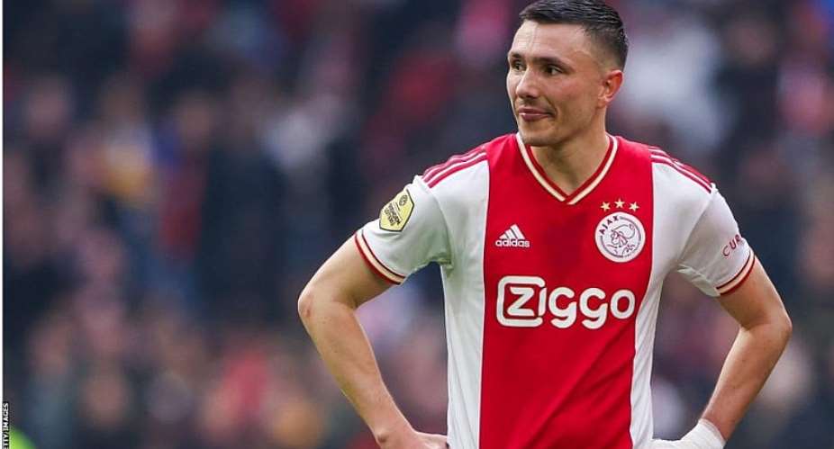 Ajax midfielder Steven Berghuis banned for ‘throwing punch’ at FC Twente fan