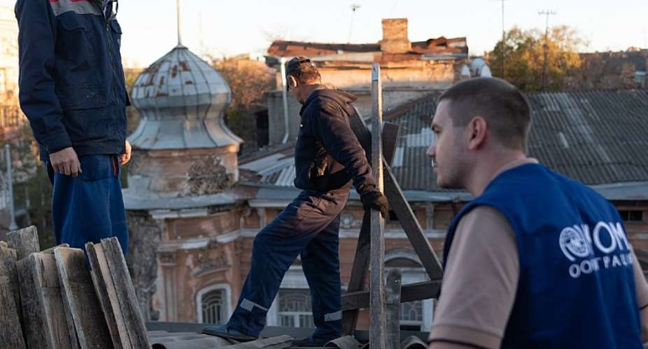 IOM helps repair a building damaged by shelling in Odesa, southern Ukraine. Photo: IOM/Stanislav Kalach