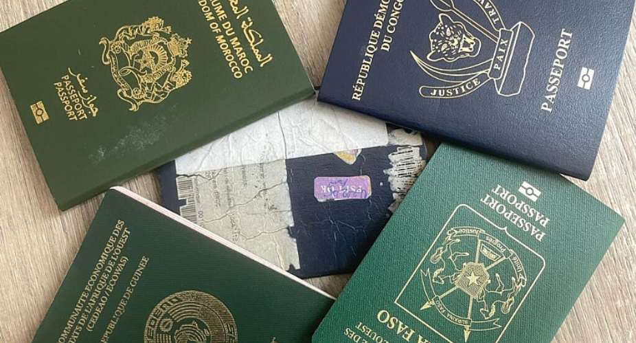 Des passeports de diffrentes pays dAfrique. -  David Kalfa/RFI