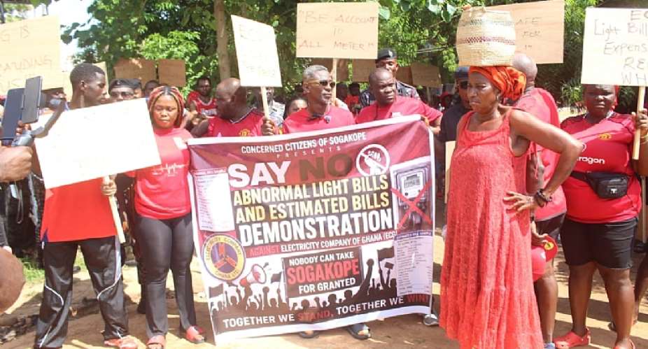 V/R: Sogakope residents storm ECG office over alleged overbilling, poor service delivery
