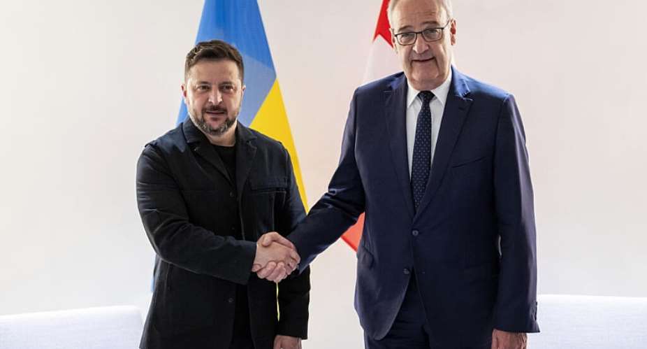 Swiss President Guy Parmelin shakes hands with Ukrainian President Volodymyr Zelensky at the Geneva airport on June 15, 2026.Le prsident suisse Guy Parmelin (d.) serre la main du prsident ukrainien Volodymyr Zelensky avant une rencontre bilatrale en marge du sommet du G7,  laroport de Genve, le 15 juin 2026 -  Martial Trezzini, AFP