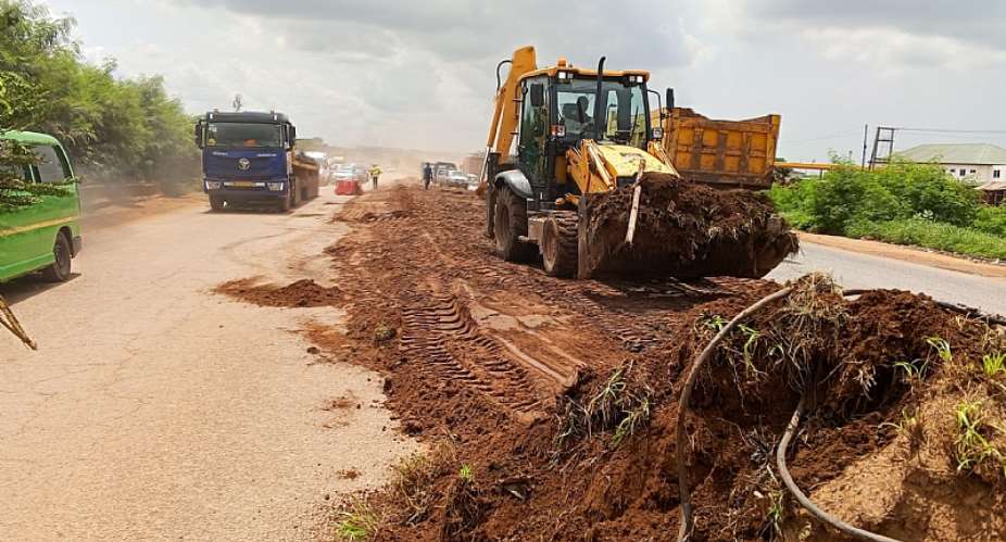 Kpone-KatamansoMunicipal Assembly clearsmedianof weedsto improve road safety