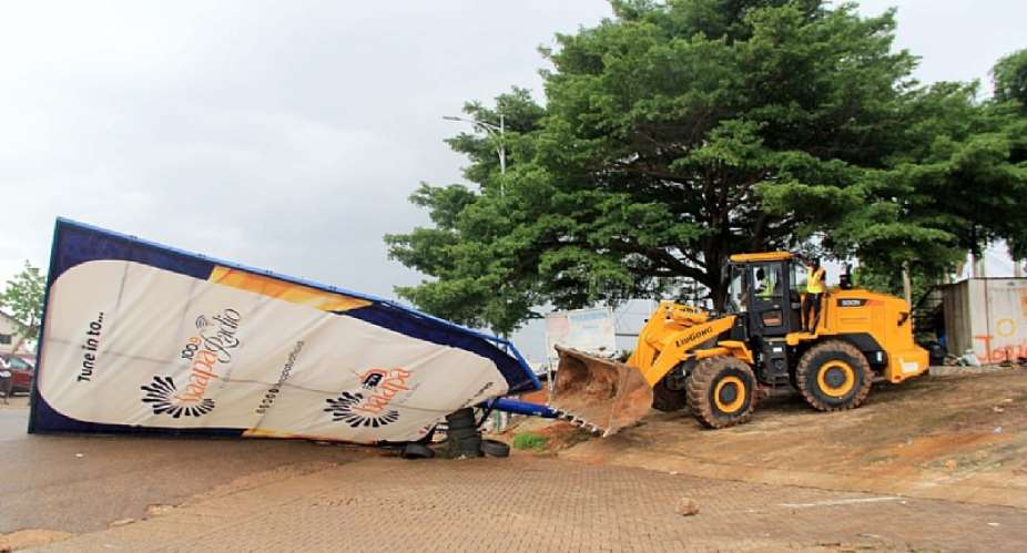 Kumasi Mayor clears encroachments forSantasi-Asokwa road project