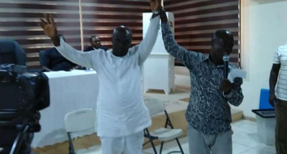 Nana Oduro Nimapau declaring Kwasi Poku Bosompem winner