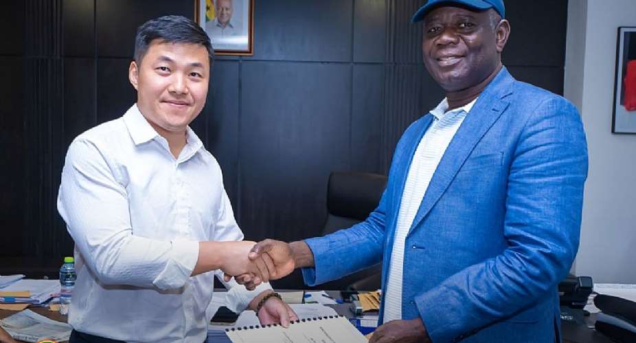GETFund Administrator Paul Adjei (R) and Sky Brokers Managing Director, Mr. Mesuna Deliman Osman (L)