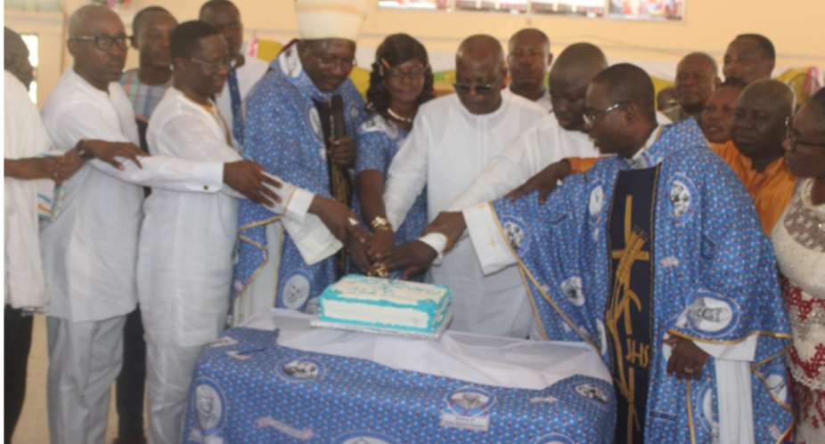 Bishop Kumordji with the Ministers cutting the Anniversary cake