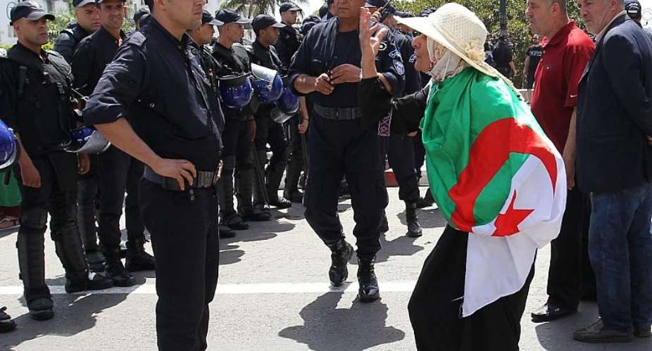 Algerian protesters rally despite arrests
