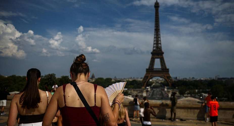 People on the Trocadero square near the Eiffel Tower as temperatures rise in Paris, 20 June 2026. France is on red alert for extreme heat. -  REUTERS - Sarah Meyssonnier