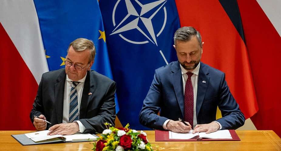 Officials sign a defence agreement between Poland and Germany at the Defence Ministry in Warsaw, 17 June 2026. -  AFP - WOJTEK RADWANSKI