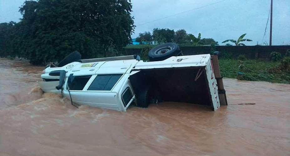 WR: Cars submerged in floodwater on Apremdo-Apowa road Photos