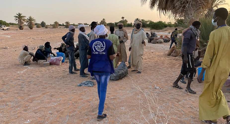 IOM staff provide food and non-food assistance to mine workers affected by the clashes in Northern Chad. Photo: IOM 2022